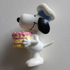 Snoopy with cake figurine