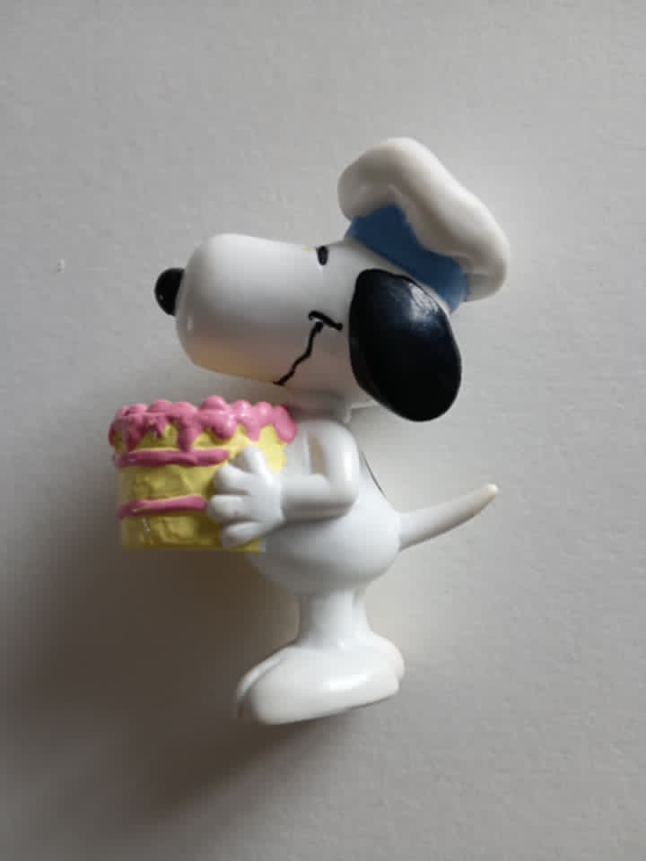 Snoopy with cake figurine