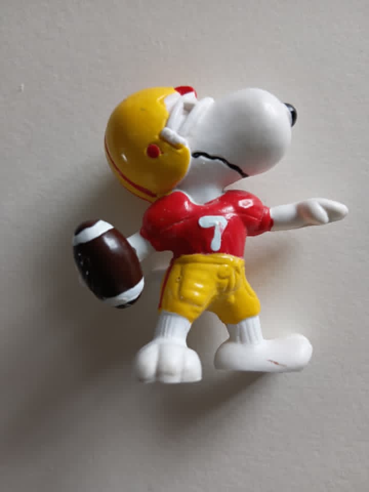 Snoopy football player